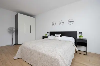 Łóżko lub łóżka w pokoju w obiekcie Modern and Bright Apartments with Parking Perfect for Remote Working by Noclegi Renters