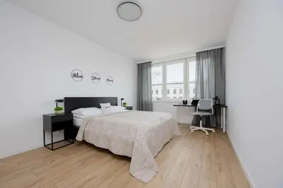 Łóżko lub łóżka w pokoju w obiekcie Modern and Bright Apartments with Parking Perfect for Remote Working by Noclegi Renters