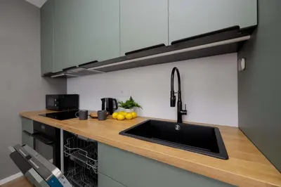 Kuchnia lub aneks kuchenny w obiekcie Modern and Bright Apartments with Parking Perfect for Remote Working by Noclegi Renters
