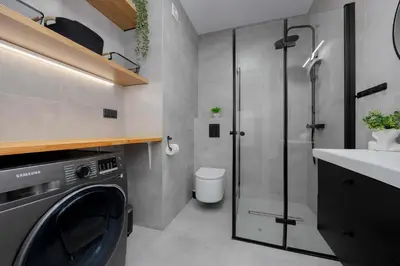 Łazienka w obiekcie Modern and Bright Apartments with Parking Perfect for Remote Working by Noclegi Renters
