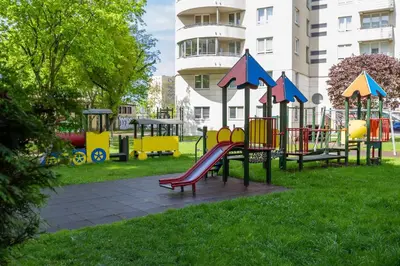Plac zabaw dla dzieci w obiekcie Modern and Bright Apartments with Parking Perfect for Remote Working by Noclegi Renters