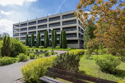 Ogród w obiekcie Modern and Bright Apartments with Parking Perfect for Remote Working by Noclegi Renters