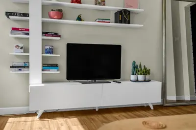 Telewizja i/lub zestaw kina domowego w obiekcie Plac Politechniki Deluxe Apartment by BookingHost