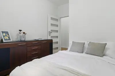 Łóżko lub łóżka w pokoju w obiekcie Paryska Bright & Cozy Stay by Solarento