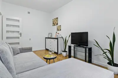 Telewizja i/lub zestaw kina domowego w obiekcie Paryska Bright & Cozy Stay by Solarento