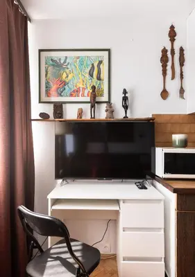 Telewizja i/lub zestaw kina domowego w obiekcie Metro Wileński Vintage Charm Apartment by BookingHost