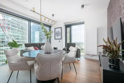 Telewizja i/lub zestaw kina domowego w obiekcie RentPlanet - Towarowa Towers
