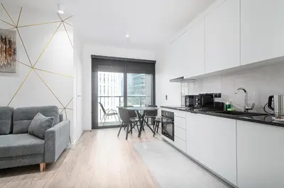 Kuchnia lub aneks kuchenny w obiekcie RentPlanet - Towarowa Towers