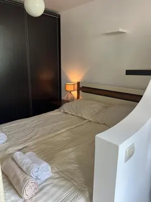 Łóżko lub łóżka w pokoju w obiekcie Złota 61 Skyline View - Lato z Widokiem na Miasto