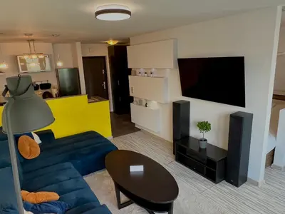 Telewizja i/lub zestaw kina domowego w obiekcie Złota 61 Skyline View - Lato z Widokiem na Miasto