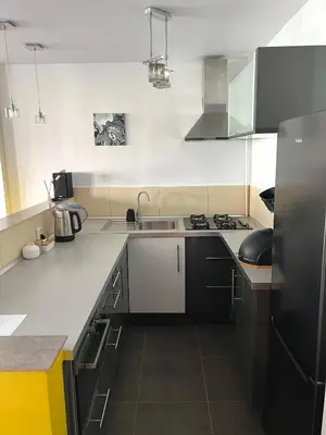 Kuchnia lub aneks kuchenny w obiekcie Złota 61 Skyline View - Lato z Widokiem na Miasto
