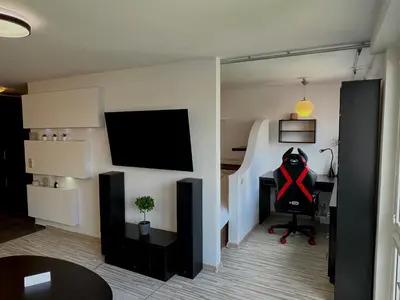 Telewizja i/lub zestaw kina domowego w obiekcie Złota 61 Skyline View - Lato z Widokiem na Miasto