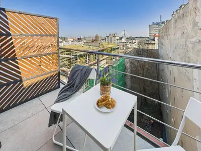 Balkon lub taras w obiekcie Bright Apartments with Air Conditioning Near the Copernicus Science Center in Warsaw by Noclegi Renters