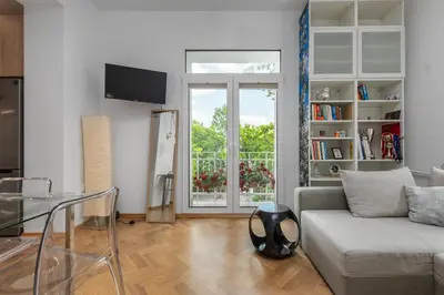 Telewizja i/lub zestaw kina domowego w obiekcie Aleja Szucha 11 by Homeprime