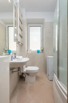 Łazienka w obiekcie Aleja Szucha 11 by Homeprime