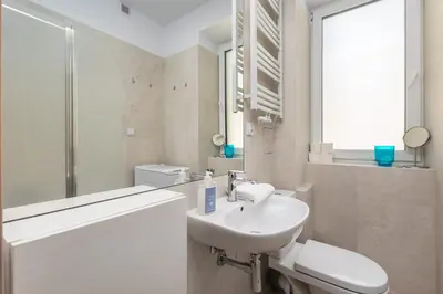 Łazienka w obiekcie Aleja Szucha 11 by Homeprime