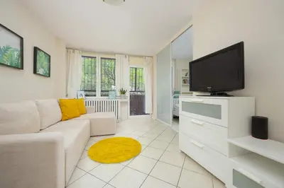 Telewizja i/lub zestaw kina domowego w obiekcie Old Town Apartment next to Metro by Noclegi Renters