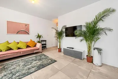 Telewizja i/lub zestaw kina domowego w obiekcie Lumina comfortable apartment with balcony