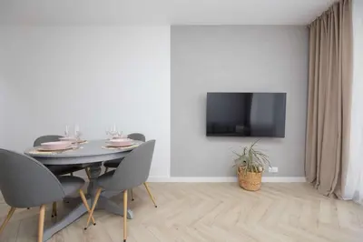 Telewizja i/lub zestaw kina domowego w obiekcie Cozy Apartment in Warsaw's Praga District with Parking by Noclegi Renters