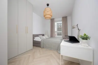Łóżko lub łóżka w pokoju w obiekcie Cozy Apartment in Warsaw's Praga District with Parking by Noclegi Renters
