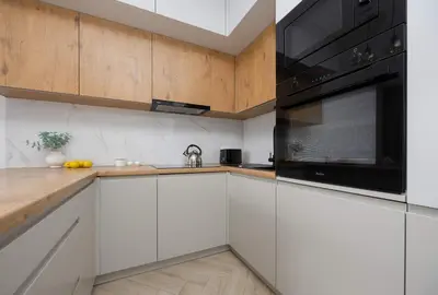 Kuchnia lub aneks kuchenny w obiekcie Cozy Apartment in Warsaw's Praga District with Parking by Noclegi Renters