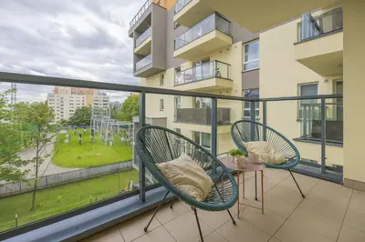 Balkon lub taras w obiekcie Cozy Apartment in Warsaw's Praga District with Parking by Noclegi Renters