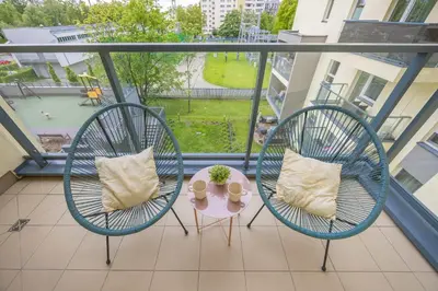 Balkon lub taras w obiekcie Cozy Apartment in Warsaw's Praga District with Parking by Noclegi Renters