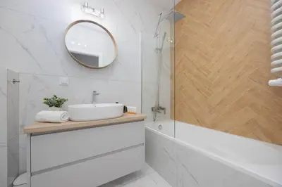 Łazienka w obiekcie Cozy Apartment in Warsaw's Praga District with Parking by Noclegi Renters