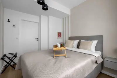 Łóżko lub łóżka w pokoju w obiekcie Ochota Three-Bedroom Apartment - 79m2, Parking, Balcony - by Rentujemy