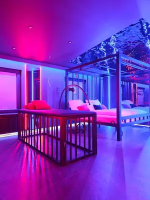 Łóżko lub łóżka w pokoju w obiekcie BDSM Apartament Warszawa Luxxx - ADULTS ONLY - TYLKO DLA DOROSŁYCH