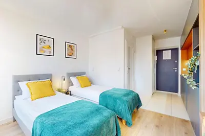 Łóżko lub łóżka w pokoju w obiekcie Mango Apartment City Center Wspolna