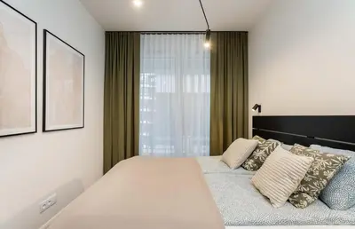 Łóżko lub łóżka w pokoju w obiekcie Earthy Elegance Suite Mokotow