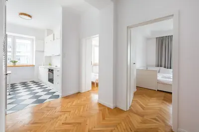 Łóżko lub łóżka w pokoju w obiekcie Krucza Heart of Warsaw Apartment by BookingHost
