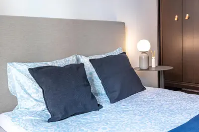 Łóżko lub łóżka w pokoju w obiekcie Szmulki Loft Warszawa by Aparo - Metro, Koneser, Stare Miasto, Dworce, Spacer nad Wisłą, Winda, Balkon