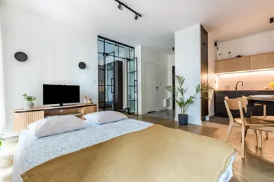 Telewizja i/lub zestaw kina domowego w obiekcie Szmulki Loft Warszawa by Aparo - Metro, Koneser, Stare Miasto, Dworce, Spacer nad Wisłą, Winda, Balkon
