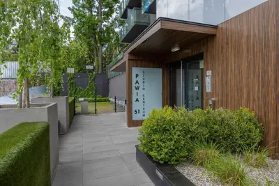 Ogród w obiekcie Modern Studio in Wola with Air Conditioning by Noclegi Renters