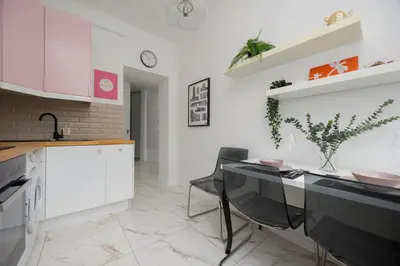 Kuchnia lub aneks kuchenny w obiekcie Bright Studio in Warsaw Close to the Old Town by Noclegi Renters