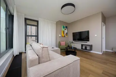 Telewizja i/lub zestaw kina domowego w obiekcie Grzybowska Sophisticated Apartments with Balcony & Parking in the Center of Warsaw by Renters Prestige