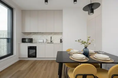 Kuchnia lub aneks kuchenny w obiekcie Grzybowska Sophisticated Apartments with Balcony & Parking in the Center of Warsaw by Renters Prestige
