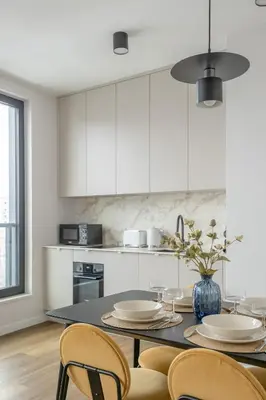 Kuchnia lub aneks kuchenny w obiekcie Grzybowska Sophisticated Apartments with Balcony & Parking in the Center of Warsaw by Renters Prestige