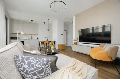 Telewizja i/lub zestaw kina domowego w obiekcie Grzybowska Sophisticated Apartments with Balcony & Parking in the Center of Warsaw by Renters Prestige