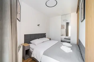 Łóżko lub łóżka w pokoju w obiekcie Praga Bliska Modern Apartment by BookingHost
