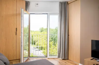 Telewizja i/lub zestaw kina domowego w obiekcie Praga Bliska Modern Apartment by BookingHost