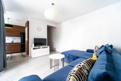 Telewizja i/lub zestaw kina domowego w obiekcie Kolska Blue & Grey Harmony Apartment by BookingHost