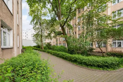 Ogród w obiekcie Green Courtyard Studio in Pre-War Tenement House 1 km to Central Station, easy trip to Chopin Airport