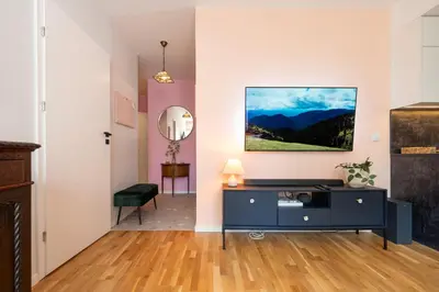 Telewizja i/lub zestaw kina domowego w obiekcie Pastel & Peace 2 Bedrooms Royal Lazienki
