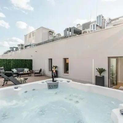 Brand New! Private Jacuzzi - Terrace - Parking
