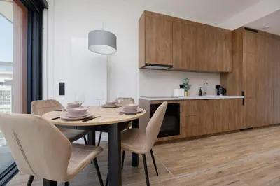 Kuchnia lub aneks kuchenny w obiekcie Towarowa Towers Apartment by Solarento