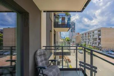 Balkon lub taras w obiekcie Unique Bright Studio for 4 People Remote Work & Balcony Close to PGE by Noclegi Renters