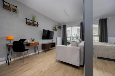 Telewizja i/lub zestaw kina domowego w obiekcie Unique Bright Studio for 4 People Remote Work & Balcony Close to PGE by Noclegi Renters